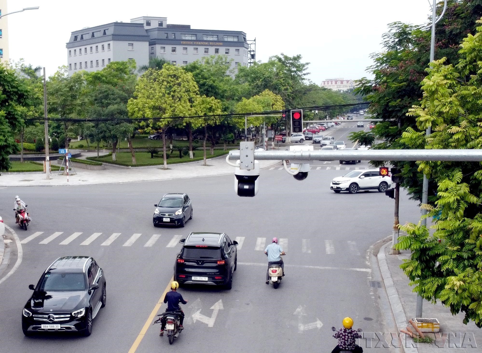Hệ thống camera được gắn ở ngã tư đường Tôn Đức Thắng - Mê Linh thành phố Vĩnh Yên. (Ảnh: Hoàng Hùng/TTXVN)